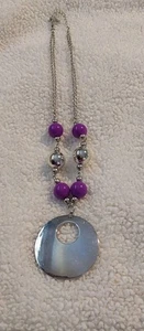 Silberfarbene modische Halskette, Halsband. Silberne und lila farbige Perlen. - Bild 1 von 4