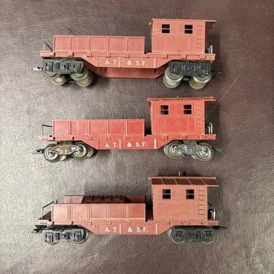 3 Marx AT&SF (Santa Fe) Work Cabooses O Gauge 8 Wheel - Scissor Auto Couplers - Image 1 of 4