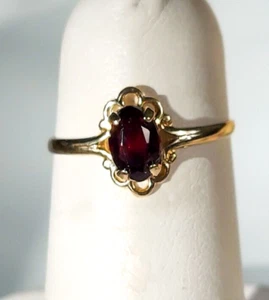 BEAUTIFUL VINTAGE  SOLID 10K YELLOW GOLD RUBY/GARNET RING SIZE 4.25 - Picture 1 of 8