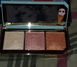 Too Faced Triple Scoop Palette Evidenziatrice Iper-Riflettente Vedi Descrizione - Foto 1 di 4