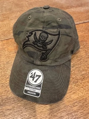 Tampa Bay Buccaneers 47 Marca Franquicia Sombrero Ajustado Medio Verde Camuflaje BUCS NUEVO CON ETIQUETAS 🔥 Foto 1 de 4