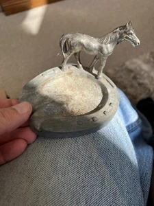 CENICERO VINTAGE DE METAL FUNDIDO CABALLO SOBRE HERRADURA - Imagen 1 de 5