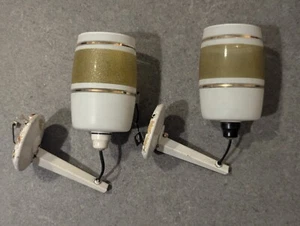 Juego de dos luces de pared modernas opacas de vidrio blanco y dorado de mediados de siglo - Pantallas - Imagen 1 de 24