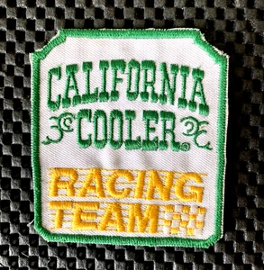 CALIFORNIA COOLER RACING TEAM RICAMATO SOLO TOPPA DA CUCIRE 3" x 3 1/4" NOS - Foto 1 di 2