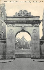Soldaten Gedenktor BRAUNE UNIVERSITÄT Providence, RI um 1920 Vintage Postkarte - Bild 1 von 2