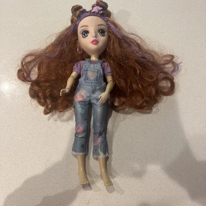 Bambola B-Kind Daisy eco friendly ecologica con capelli rossi viola snodati testa grande - Foto 1 di 8