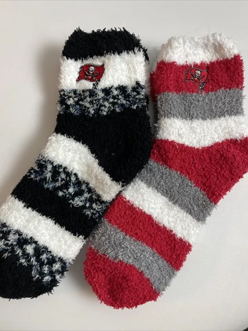 2 PAIR SET! Tampa Bay Buccaneers FBF Women’s Cozy Fuzzy Sleep Socks. OSFM (FZ2) Cover