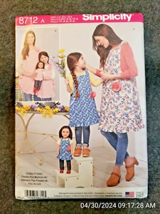 Simplicity 8712 Sewing Pattern Child's Misses 18" Doll FULL APRONS Sz S-L (C6B5) - Picture 1 of 4