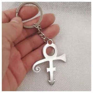 Prinz Symbol Schlüsselanhänger Liebe Symbol lila Regen Musik Sänger silberfarben neu 2 Zoll - Bild 1 von 1