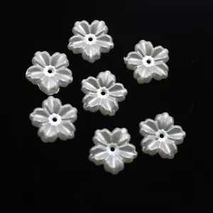 200 Cuentas de Flor de Perla Blanca Pura 12mm Plana Back Central Agujero Cosido Disfraz Artesanal - Imagen 1 de 8