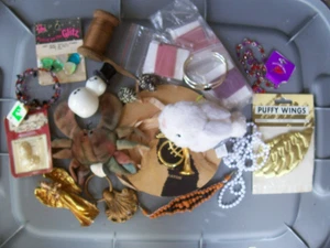 Lote de baratijas de cajón de chatarra vintage sello conejito artículos artesanales etc. - Imagen 1 de 4