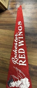 VINTAGE Rochester Red Wings Minor League Baseball PENNANT BANNER 23" - Foto 1 di 3