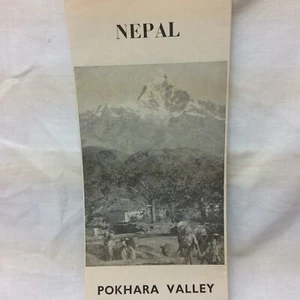 Vintage Nepal Pokhara Tal Reiseprospekt Einheimische mit Bergszene - Bild 1 von 10