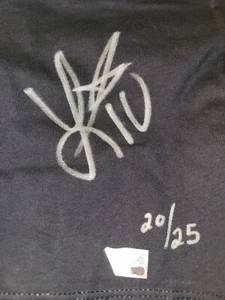 2024 Fanatics Under Wraps WWE LIV MORGAN Signed Tee-shirt #/25 Autographed - Picture 1 of 7