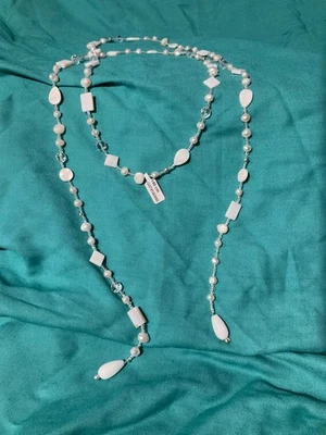 Lumani Halskette weiß und farblos. 140 cm lang. Neu. Perlen aus Kunststoff Stein - Bild 1 von 4