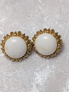 Pendientes Crown Trifari Vintage Años 50 Firmados Tono Dorado Redondos Blanco Cabujón Clip - Imagen 1 de 4