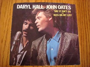 Vintage 45 RPM Daryl Hall John Oates Say it Isn't So Kiss on my List Pic Sleeve - Foto 1 di 5