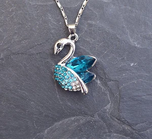 Trachten Kette Collier Schwan Anhänger Strasssteinchen Dirndlkette Oktoberfest - Bild 1 von 2