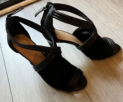 Joe's Jeans Negro Peep Toe Tacones Talla 8.5 Cuero y Gamuza Borla Trasera Cremallera Foto 1 de 4