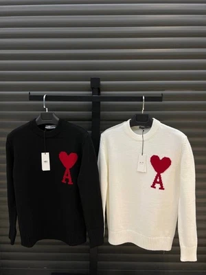 Elegante suéter con un corazón rojo audaz, estilo caballero. Ami Foto 1 de 4