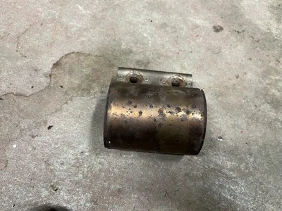 Silenciador de escape y abrazadera de tubo originales Volkswagen Audi 1K0-253-141-T Foto 1 de 4