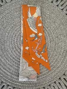 Hermès Twilly Scarf – French Luxury, Chic Style - Imagen 1 de 6