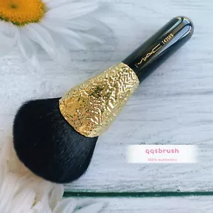 MAC Sprinkle of Shine Spazzola ventola viso medio - AUTENTICA NUOVA DI ZECCA - Foto 1 di 28