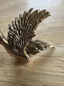 Cappello vintage spilla bavero colomba in volo tono oro uccellino della pace. Lotto 68 - Foto 1 di 6