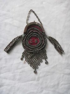 antiguo bolso de monedas victoriano de metal sobre ropa - Imagen 1 de 11