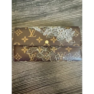 LOUIS VUITTON Limited Edition Monogram Canvas Silver Dentelle Sarah Wallet - Picture 1 of 13