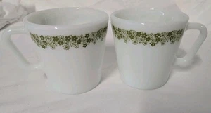 Set Of Two Vintage Pyrex 1410 Green Crazy Daisey Coffee Tea Mugs - Picture 1 of 4