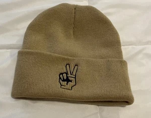 Mütze mit Peace Zeichen gehäkelt hellbraun Farbe - Bild 1 von 8