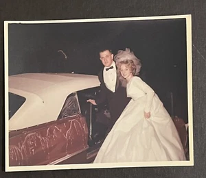 FOTO VINTAGE ENCONTRADA Novia y novio entrando en un coche convertible - Imagen 1 de 3