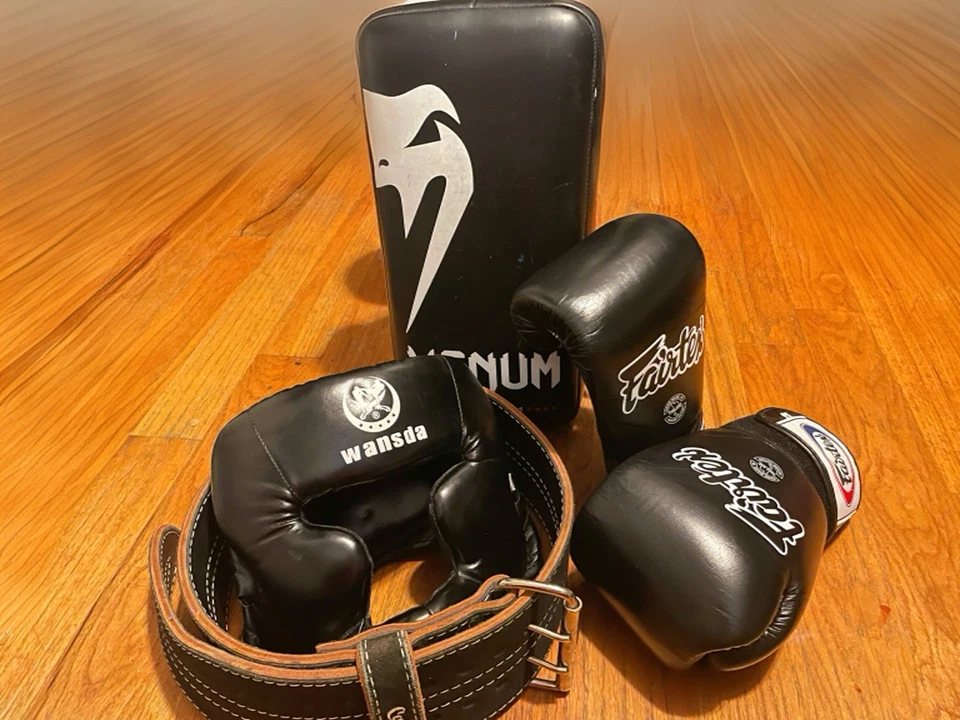 PAQUETE DE EQUIPO BLACK FRIDAY PRO: Fairtex 14 oz, cinturón eléctrico Venum & Cardillo XXL Foto 1 de 4