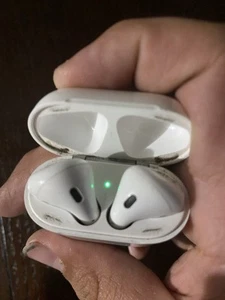 Apple AirPods 2nd Generation with Charging Case - White - Photo 1 sur 5