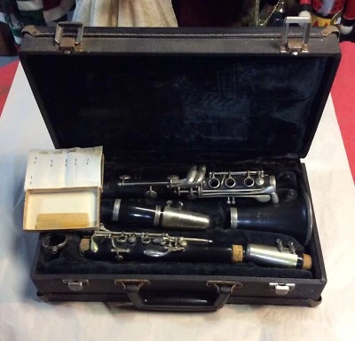 Clarinete vintage Artley Prelude feito nos EUA com estojo rígido. Cor preta. - Imagem 1 de 4