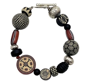 Handgefertigtes Tribal inspiriertes Perlenarmband mit Knebelverschluss - Bild 1 von 3