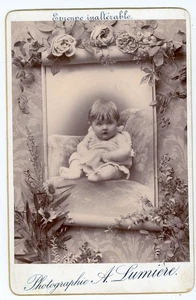 PHOTO CABINET  A. Lumière Lyon, un bébé assis sur un fauteuil - Picture 1 of 2