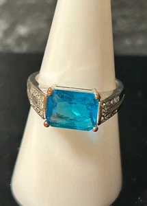 Blautopas Kristall Ring Silber Band Größe 8 - Smaragdschliff CZ Akzent Cocktail Schmuck - Bild 1 von 3