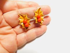 Pendientes de celuloide marrón claro hoja de baya roja tornillo trasero vintage - Imagen 1 de 4