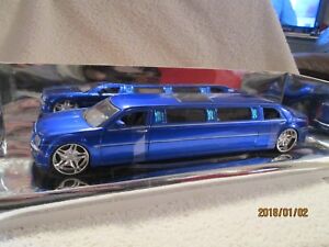 Chrysler 300 limo Stretch Limousine by Maisto 1:24 with lights damaged box  blue