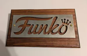 Insegna artistica da parete decorativa Funko Pops fatta a mano 11,75x7x,75 legno tinto e metallo - Foto 1 di 2