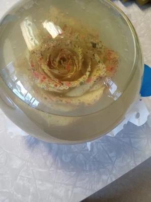 永恒红色/绿色亮片玫瑰玻璃球水穹球真玫瑰 6.5 英寸 — 第 1/3 张图片