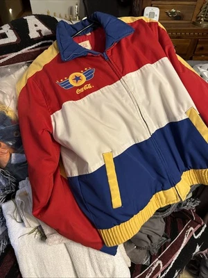 Abrigo Chaqueta Coca Cola Vintage Cremallera Completa, Talla L, Rojo, Azul Marino y Amarillo Aislado Foto 1 de 3