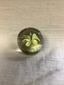 Fermacarte vintage in vetro artistico con fiori gialli 3" con bolla controllata - Foto 1 di 5