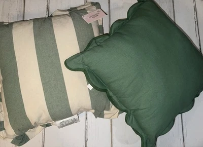 Lote De 2 Almohadas Nuevas Con Etiquetas Rayas Rosa Y Blanco Otro Lado Verde Y Blanco 12 X 12 Foto 1 de 2