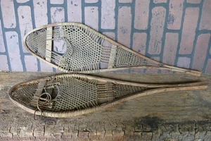 antique primitive small wood & Leather child's snowshoes children great cond. - Imagen 1 de 9
