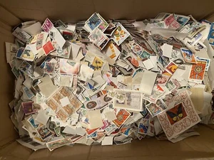 1000's de sellos de todo el mundo en lotes de 100. Solo £1.00 por paquete 1p por sello. - Imagen 1 de 5