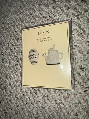New Lenox Watering Can and Egg Pin Set w/24 Karat Gold Trim & Rhinestones Foto 1 de 3