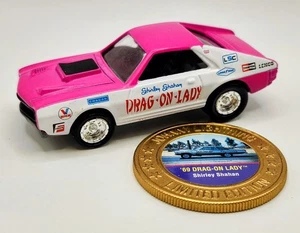 Loose Johnny Lightning DRAGSTERS USA '69 DRAG-ON LADY Pink/ Fresh Blister Pull  - Bild 1 von 6